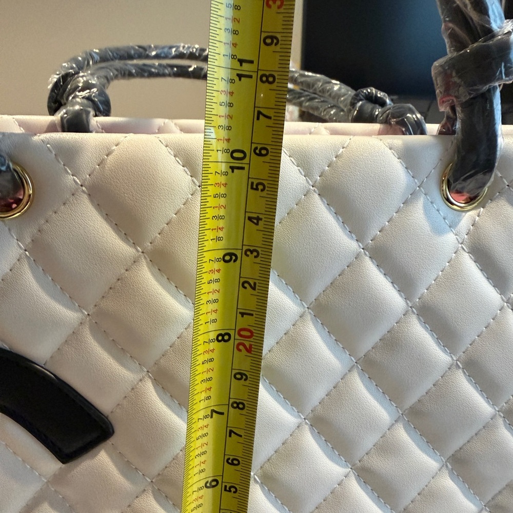 Chic White Quilted Handbag with Black Accents - Picture 5 of 5